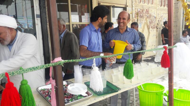 پخش شیرینی و شربت بازاریان و کانون فرهنگی روستای شیخ حسین در بازار چرام
