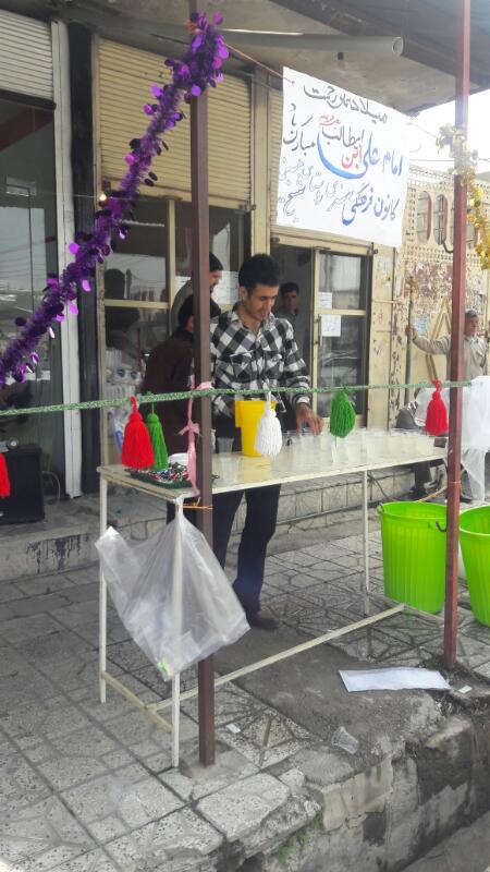 پخش شیرینی و شربت بازاریان و کانون فرهنگی روستای شیخ حسین در بازار چرام