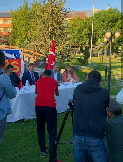جلسه عقد قرارداد و معارفه ارطغرل ساغلام به عنوان سرمربی جدید کایسری اسپور در فضایی متفاوت/عکس