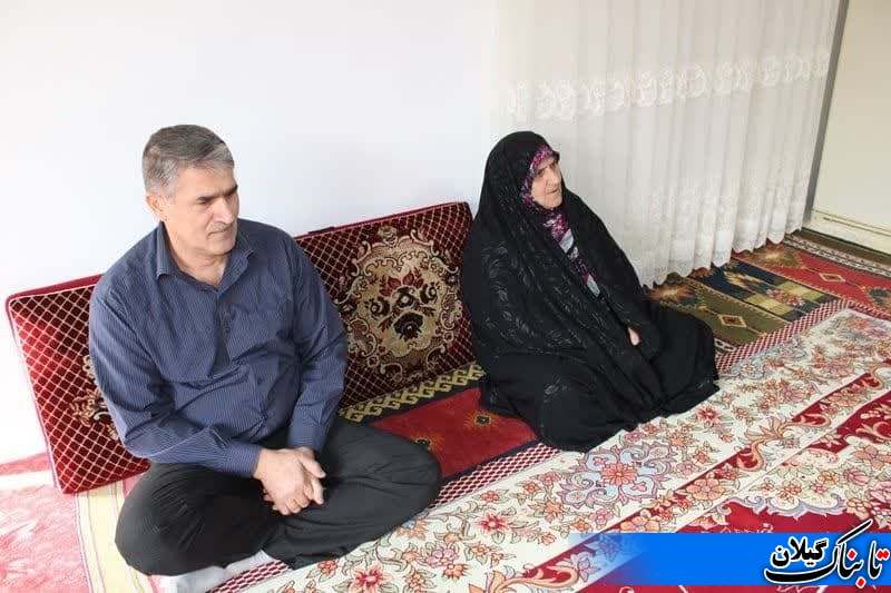 فرماندار رضوانشهر با مادر شهیدان فرهادپور و جمشاسب دیدار کرد