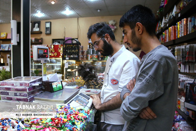 تماشای بازی فوتبال ایران و ولز در بازار مشهد