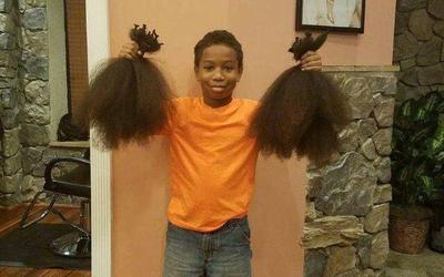 هدیه جالب یک پسربچه به کودکان سرطانی/یک پسر 10 ساله آمریکایی بعد از چند سال بلند کردن موهای خود، آنها را برای تولید کلاه‌گیس برای کودکان مبتلا به سرطان اهدا کرد
