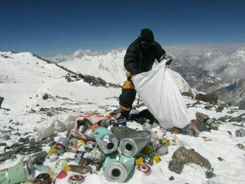 از سال ۲۰۱۴ دولت نپال قوانینی درباره صعود به اورست وضع کرده که طی آن افراد صعود کننده، هنگام بازگشت باید حداقل ۸ کیلوگرم زباله را با خود به پایین قله بیاورند