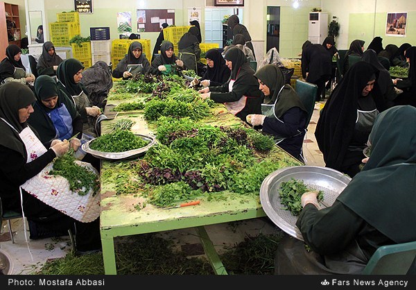 گزارش تصویری/ طبخ افطار در آشپزخانه رضوی