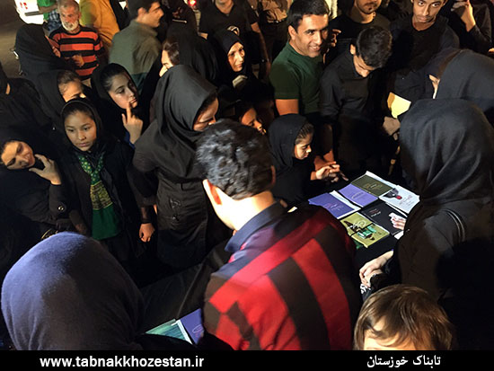 نذر کتاب جوانان اهوازی در مراسم های عزاداری سطح شهر + تصاویر نذر کتاب جوانان اهوازی در مراسم های عزاداری سطح شهر + تصاویر