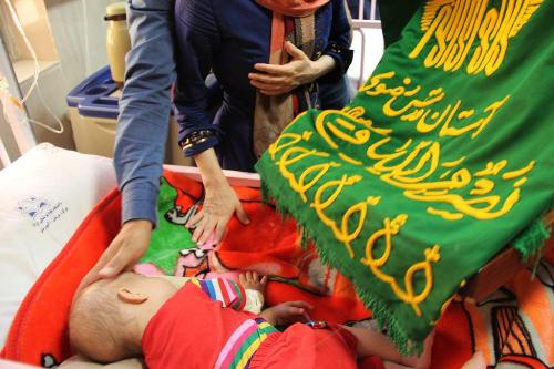 گزارش تصویری عیادت خادمین حرم مطهر رضوی از بیماران بیمارستان های اراک