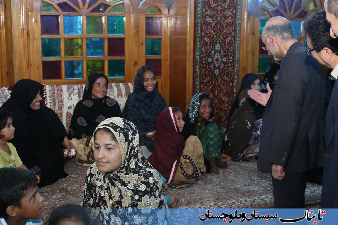 مددجویان کمیته امداد در کنار مدیران شهری/ سفره ای به رنگ وحدت و همدلی+ گزارش تصویری