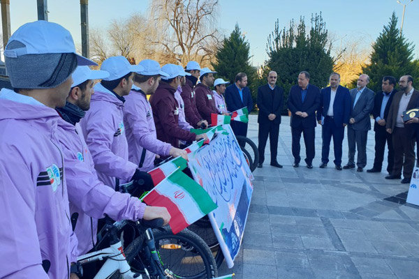 دوچرخه سواران قزوینی پیام چهلسالگی انقلاب را به استاندار تقدیم کردند دوچرخه سواران قزوینی پیام چهلسالگی انقلاب را به استاندار تقدیم کردند