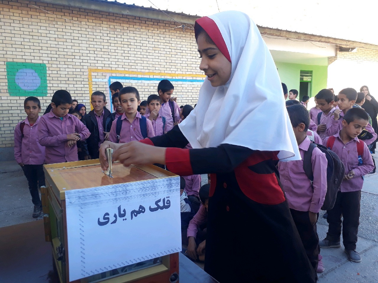 قلک همیاری طرحی برای تمرین نوعدوستی در یکی از مدارس لنده/ نعمت پور؛ باید در راه تربیت دانشآموزان عشق، همدلی، ادب و معرفت آموزش داده شود+تصاویر قلک همیاری طرحی برای تمرین نوعدوستی در یکی از مدارس لنده/ نعمت پور؛ باید در راه تربیت دانشآموزان عشق، همدلی، ادب و معرفت آموزش داده شود+تصاویر