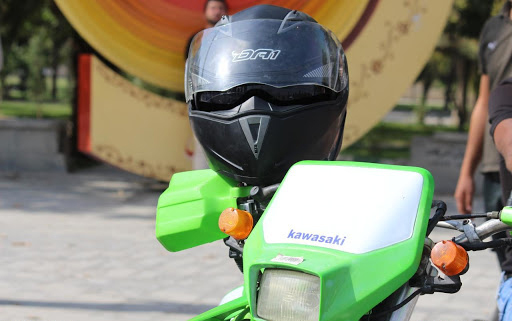 اهدای کلاه ایمنی به موتورسواران اهدای کلاه ایمنی به موتورسواران