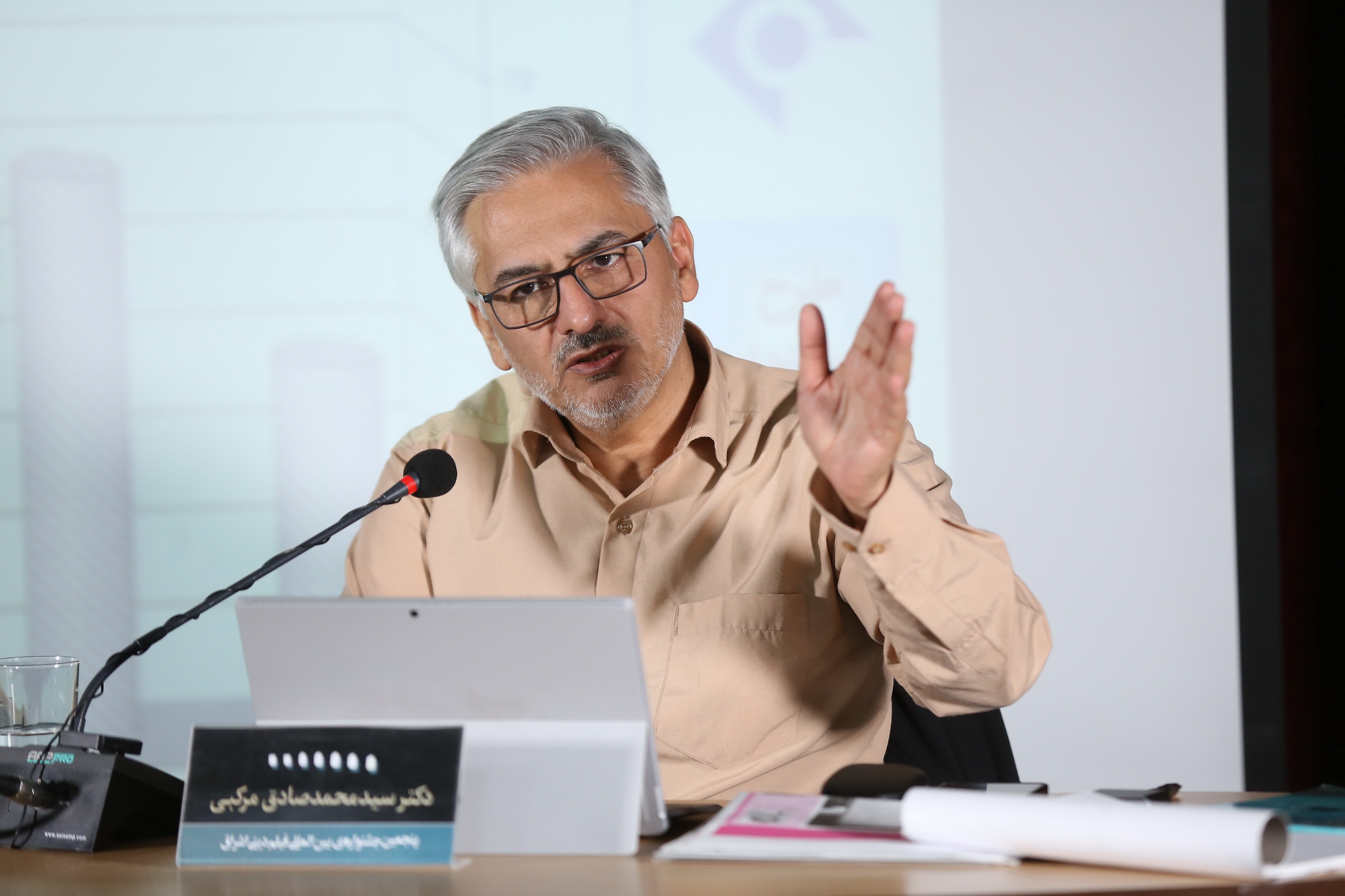 ما باید بتوانیم مسائل دینی را در بستر همه قالب های هنری جاری و ساری کنیم ما باید بتوانیم مسائل دینی را در بستر همه قالب های هنری جاری و ساری کنیم