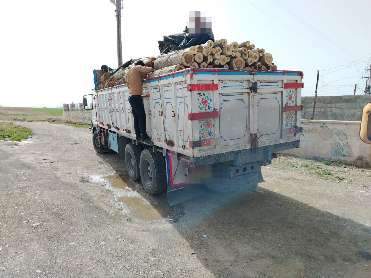 توقیف ۱۴ تن چوب قاچاق در محور قروه _ همدان توقیف ۱۴ تن چوب قاچاق در محور قروه _ همدان