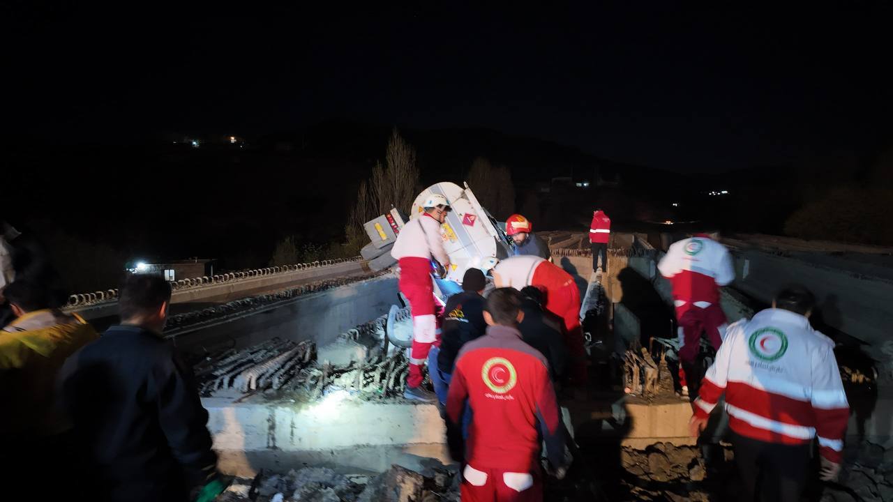 بازدید فرماندار سنندج از محل حادثه کامیون با ۵ فوتی بازدید فرماندار سنندج از محل حادثه کامیون با ۵ فوتی