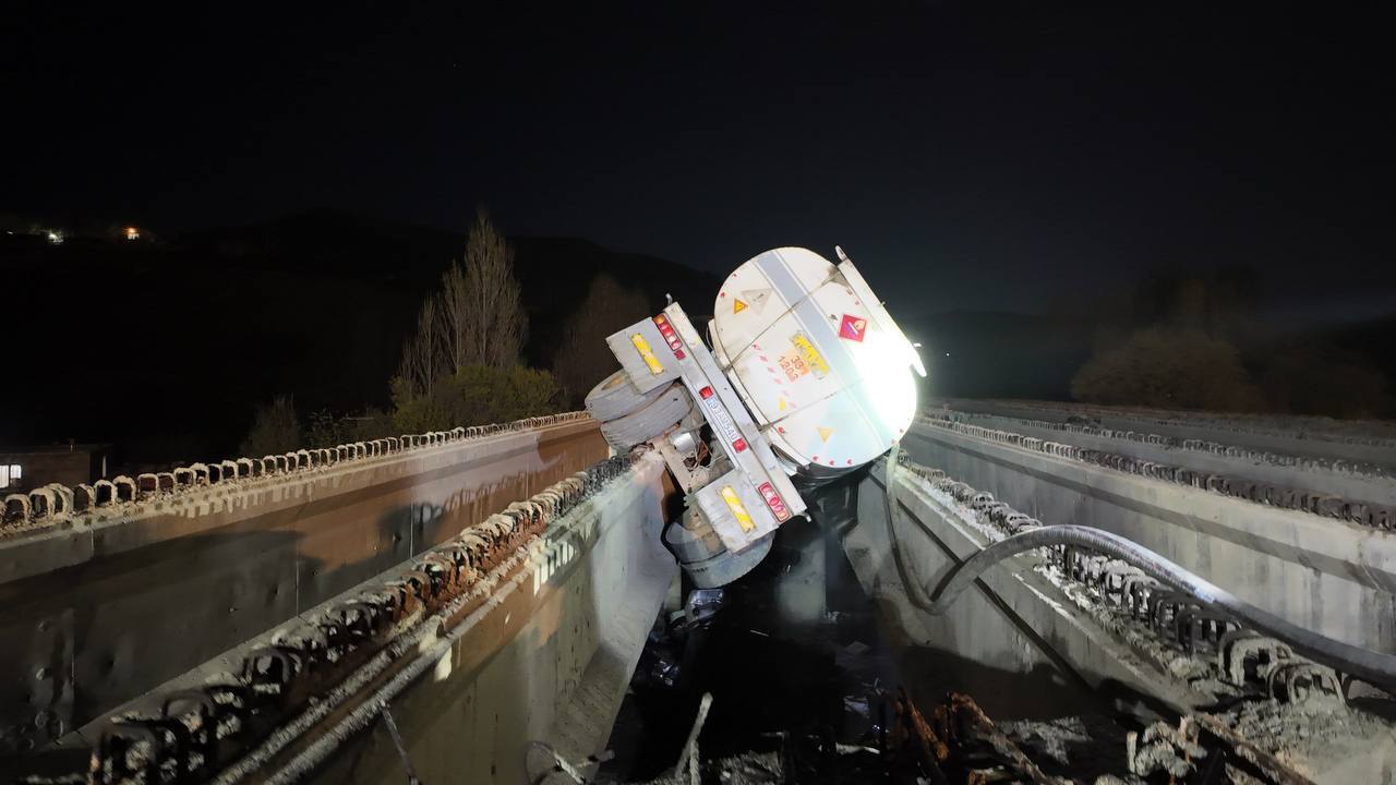 بازدید فرماندار سنندج از محل حادثه کامیون با ۵ فوتی بازدید فرماندار سنندج از محل حادثه کامیون با ۵ فوتی