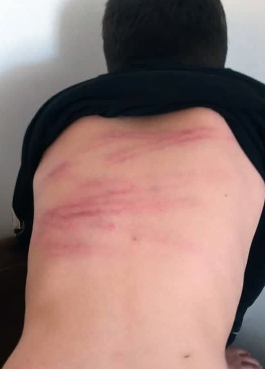 ضرب و شتم شدید دانش آموزان سنندجی به دلیل گم شدن شارژر تلفن همراه معلم/ ورود آموزش و پرورش کردستان به موضوع ضرب و شتم شدید دانش آموزان سنندجی به دلیل گم شدن شارژر تلفن همراه معلم/ ورود آموزش و پرورش کردستان به موضوع