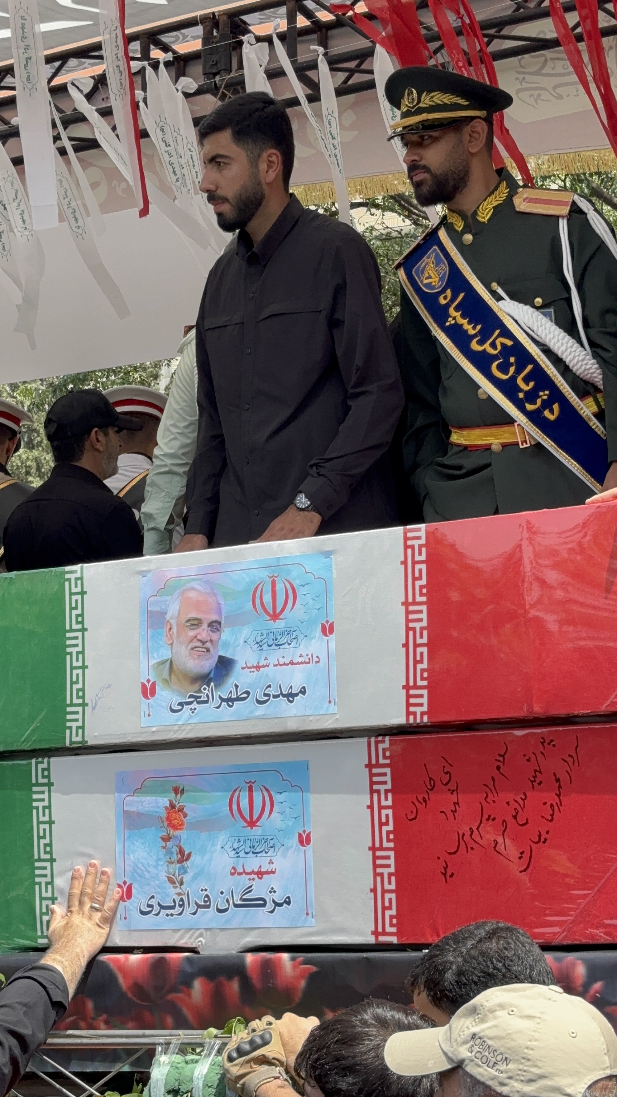 وداع با شکوه تهرانی ها با شهدای حمله رژیم صهیونیستی/ در حال تنظیم وداع با شکوه تهرانی ها با شهدای حمله رژیم صهیونیستی/ در حال تنظیم