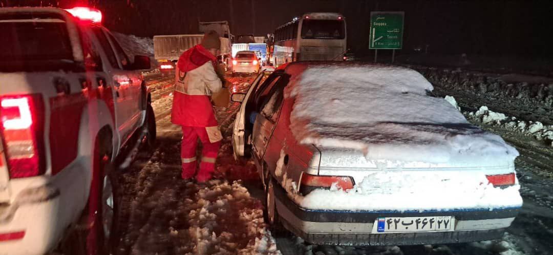 تصاویری از امدادرسانی هلال احمر به مسافران گرفتار در برف کردستان تصاویری از امدادرسانی هلال احمر به مسافران گرفتار در برف کردستان