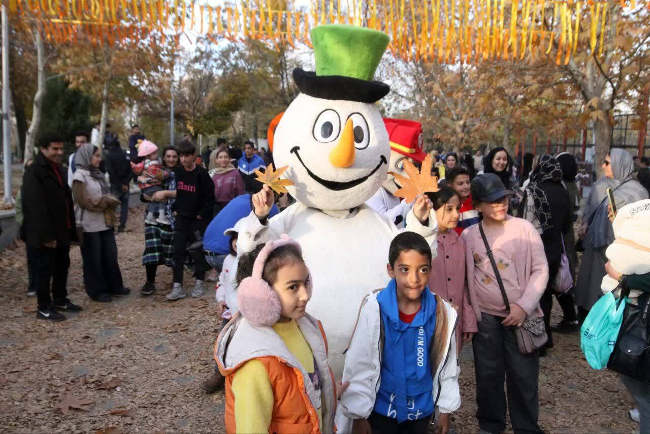 برگزاری سومین جشنواره پاییزی برگ‌ریزان هگمتانه، در همدان + عکس