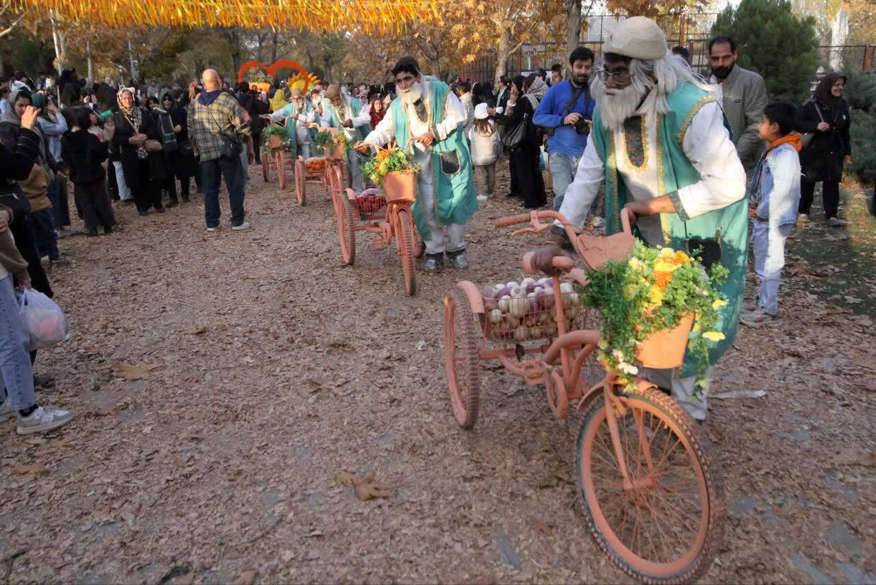 برگزاری سومین جشنواره پاییزی برگ‌ریزان هگمتانه، در همدان + عکس